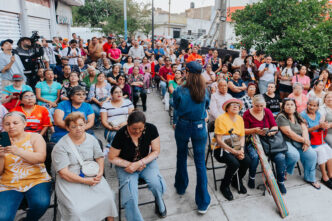 Van por calles y mercado de El Retiro