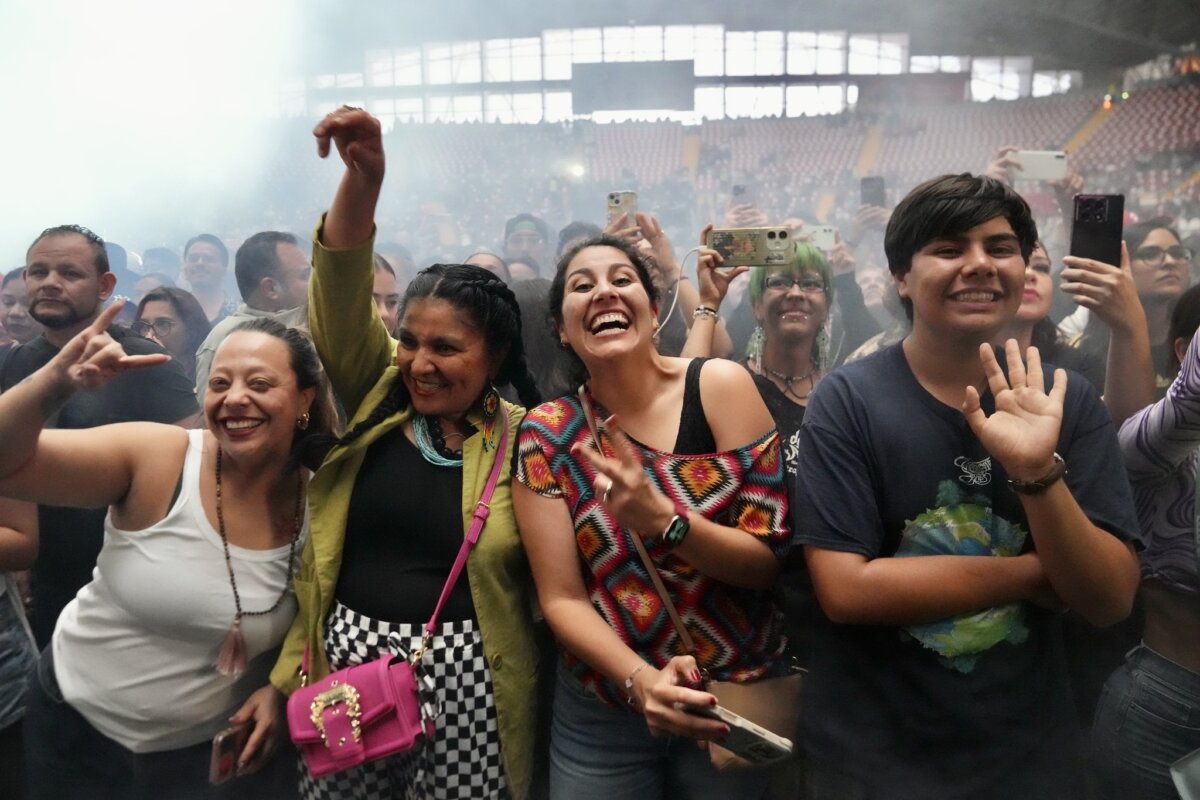 Aterciopelados y Piso 21 reúnen a miles en Guadalajara