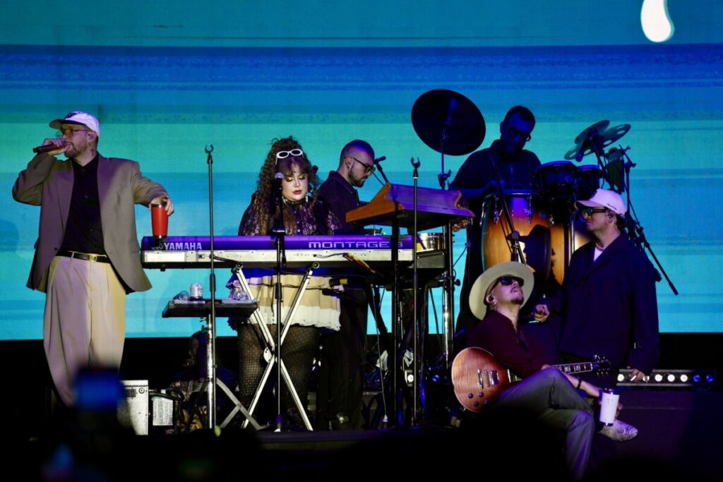 Aterciopelados y Piso 21 reúnen a miles en Guadalajara