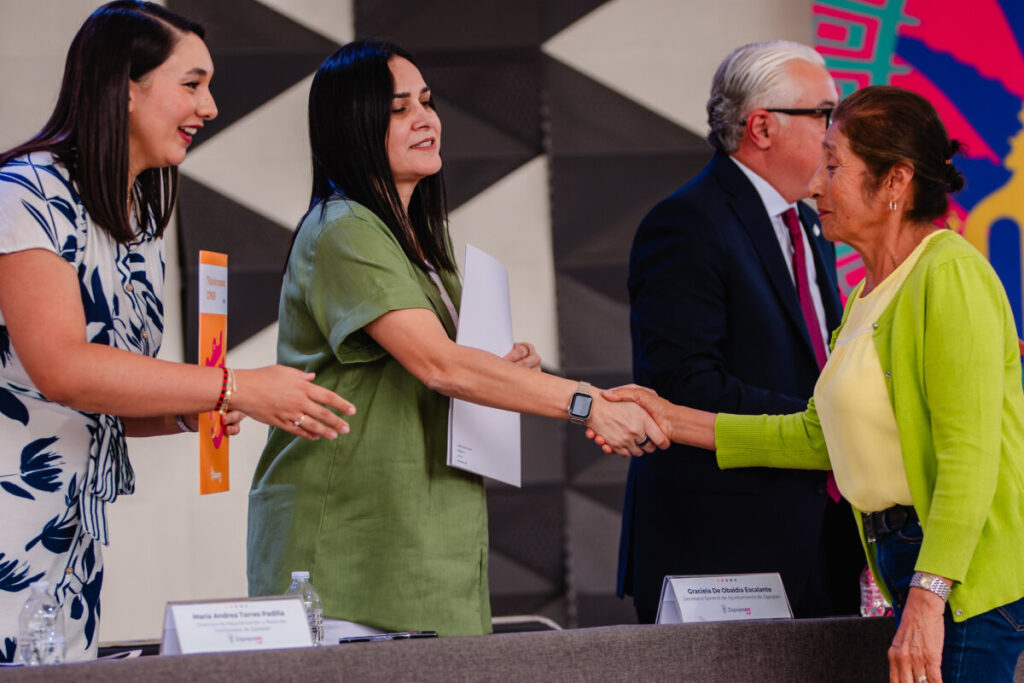 Zapopan entrega 100 títulos de propiedad