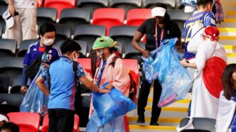 Aficionados japoneses limpian el estadio tras el Japón vs Holanda y vuelven a dar ejemplo de civismo