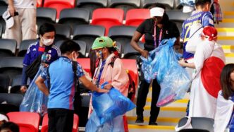 Aficionados japoneses limpian el estadio tras el Japón vs Holanda y vuelven a dar ejemplo de civismo