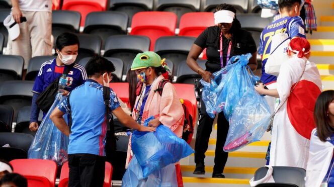 Aficionados japoneses limpian el estadio tras el Japón vs Holanda y vuelven a dar ejemplo de civismo