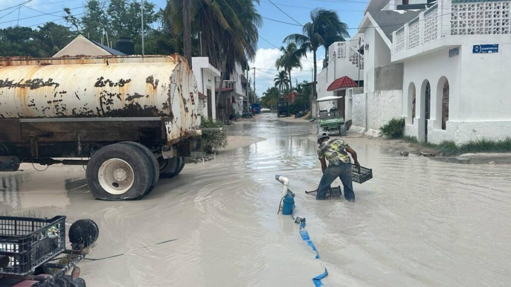 Dan mantenimiento con desagüe en calles de Holbox