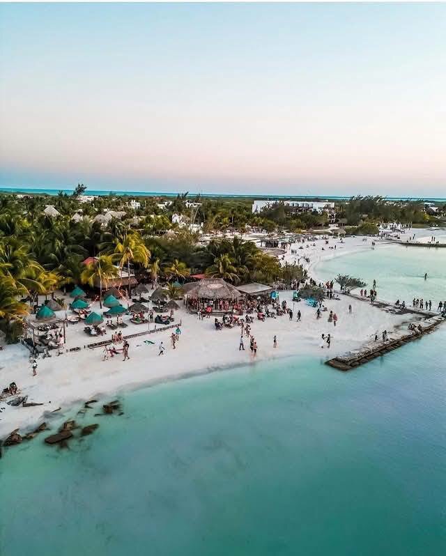 Dan mantenimiento con desagüe en calles de Holbox