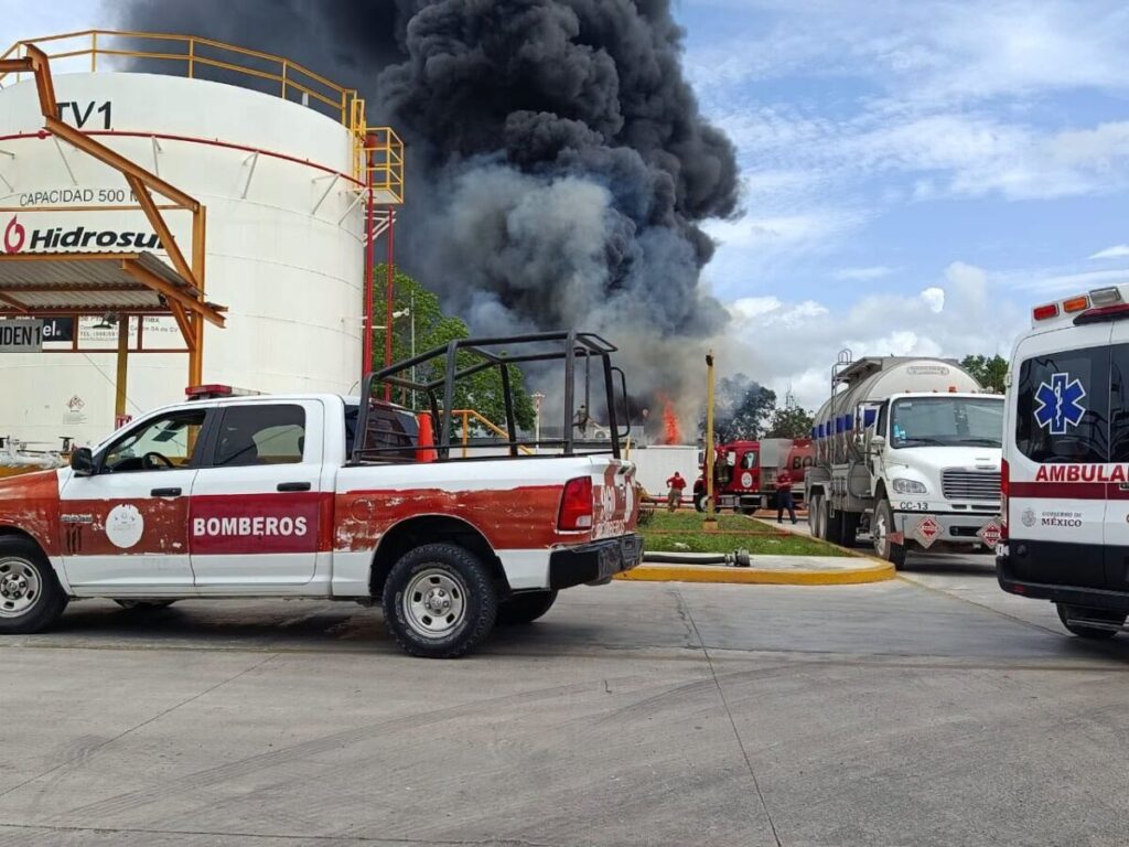 Bomberos de Cancún atienden incendio en almacén de materiales y aceites en Tres Reyes