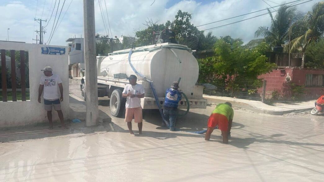 Dan mantenimiento con desagüe en calles de Holbox