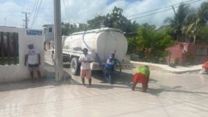 Dan mantenimiento con desagüe en calles de Holbox