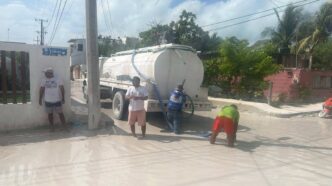 Dan mantenimiento con desagüe en calles de Holbox