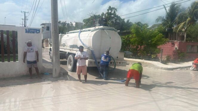 Dan mantenimiento con desagüe en calles de Holbox