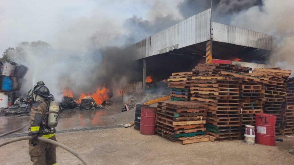 Bomberos de Cancún atienden incendio en almacén de materiales y aceites en Tres Reyes