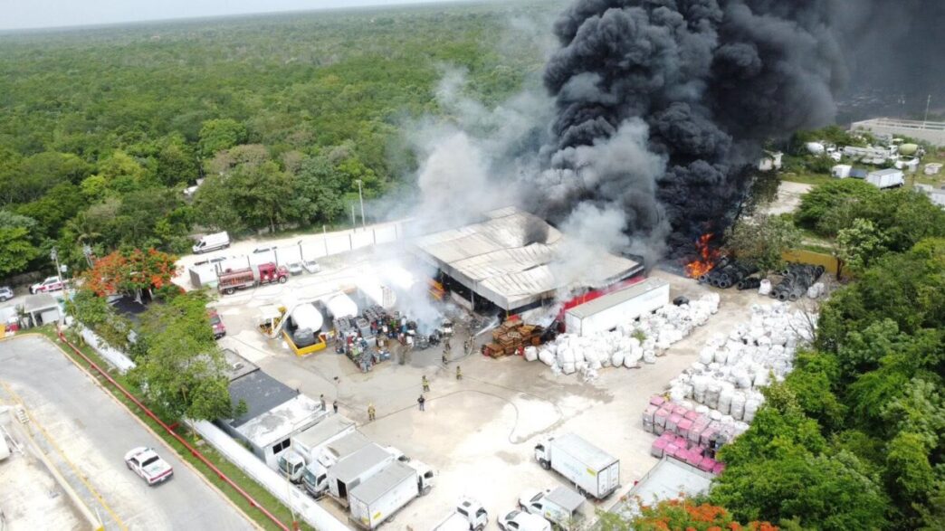 Bomberos de Cancún atienden incendio en almacén de materiales y aceites en Tres Reyes