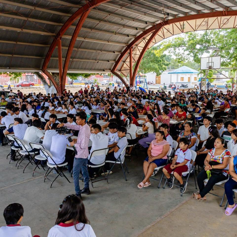 Mil becas impulsan la educación en TulumEstudiantes de Chanchén Primero reciben apoyos correspondientes a tres meses