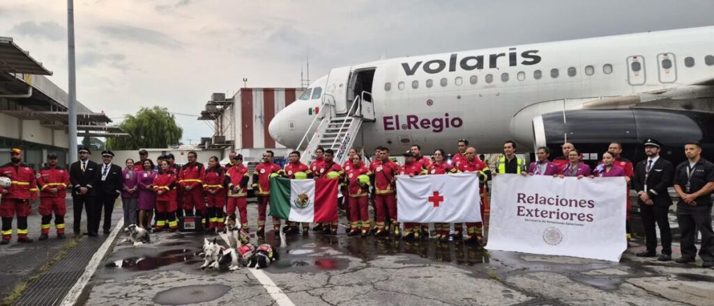 ‘¿Hay alguien ahí con vida?’: rescatistas mexicanos salvan a niño de los escombros en La Guaira