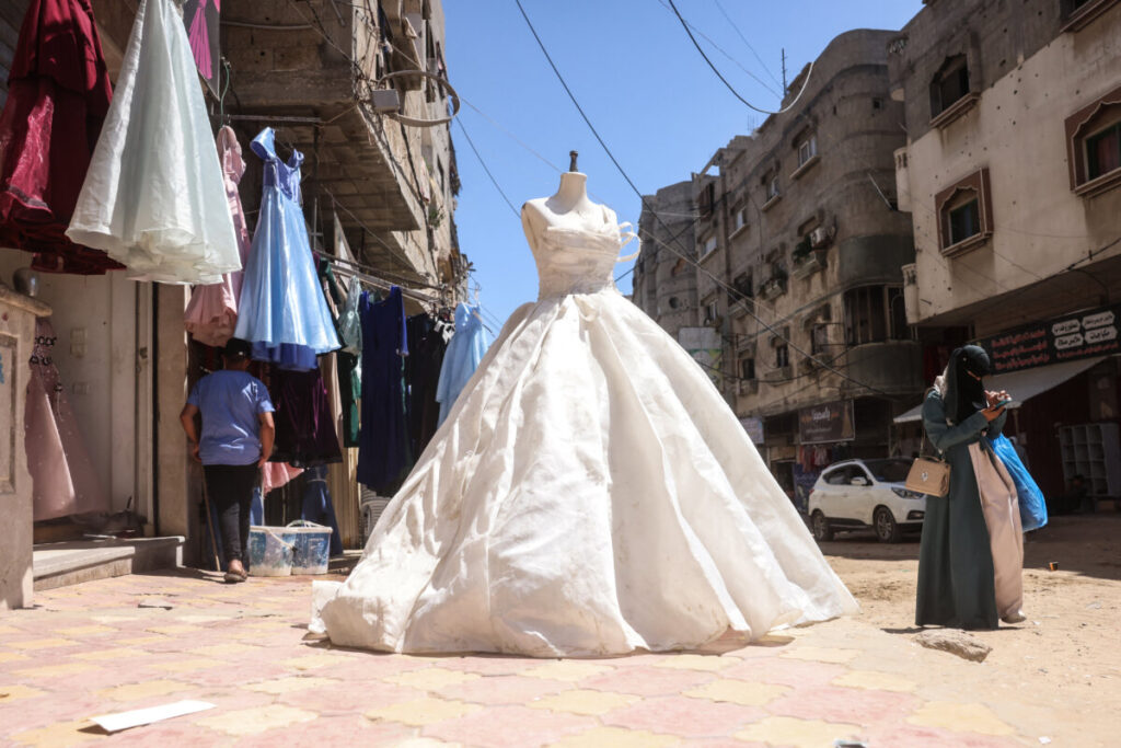 En Gaza, un sastre de 24 años convierte telas de la guerra en vestidos de fiesta para niñas