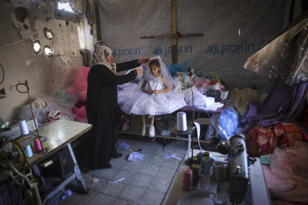 En Gaza, un sastre de 24 años convierte telas de la guerra en vestidos de fiesta para niñas