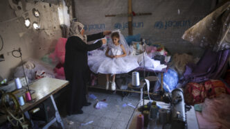 En Gaza, un sastre de 24 años convierte telas de la guerra en vestidos de fiesta para niñas