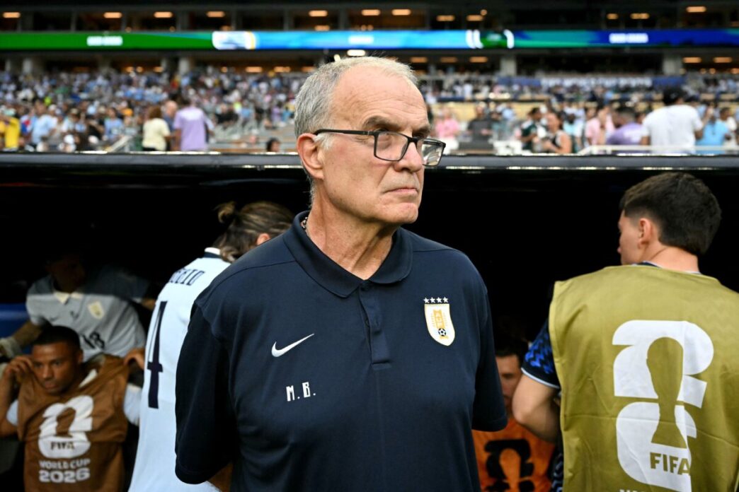 Bielsa elogia Playa del Carmen como base de Uruguay y critica las pausas de hidratación del certamen