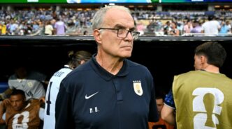 Bielsa elogia Playa del Carmen como base de Uruguay y critica las pausas de hidratación del certamen