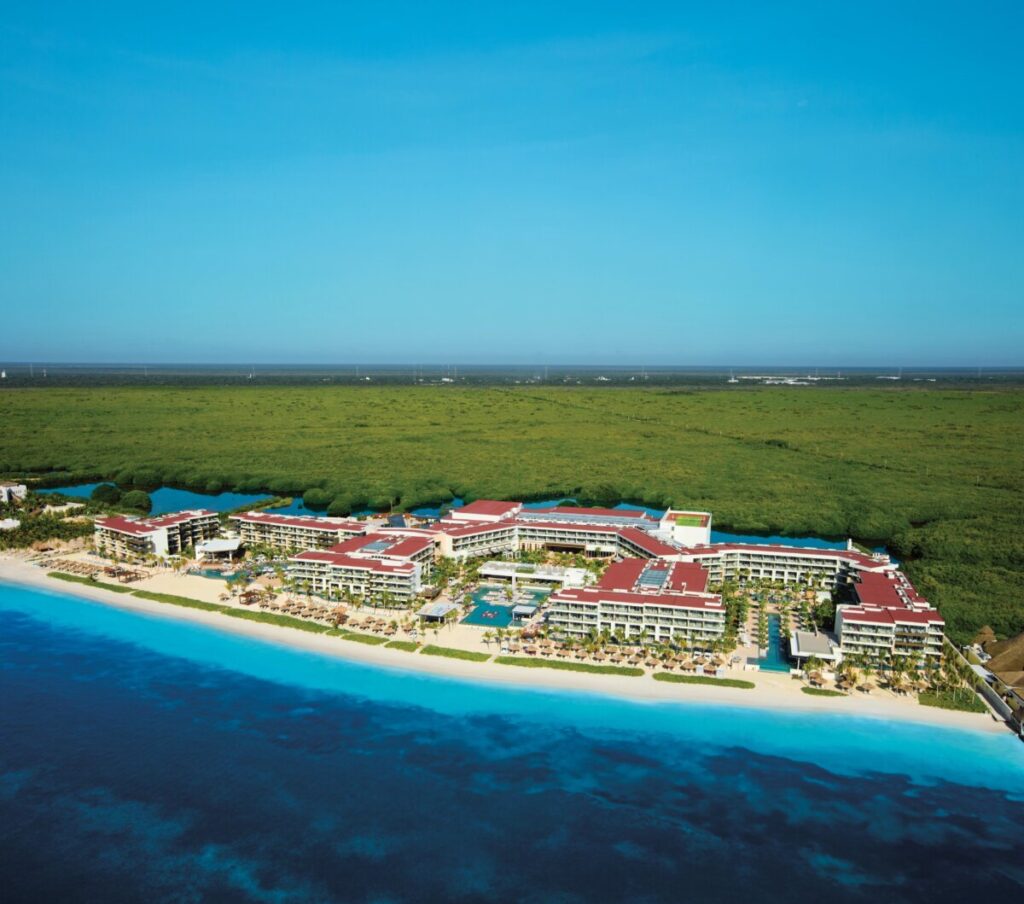 La industria hotelera evoluciona hacia modelos que priorizan la personalización y las experiencias memorables. En este escenario, Breathless Riviera Cancún Resort & Spa se con