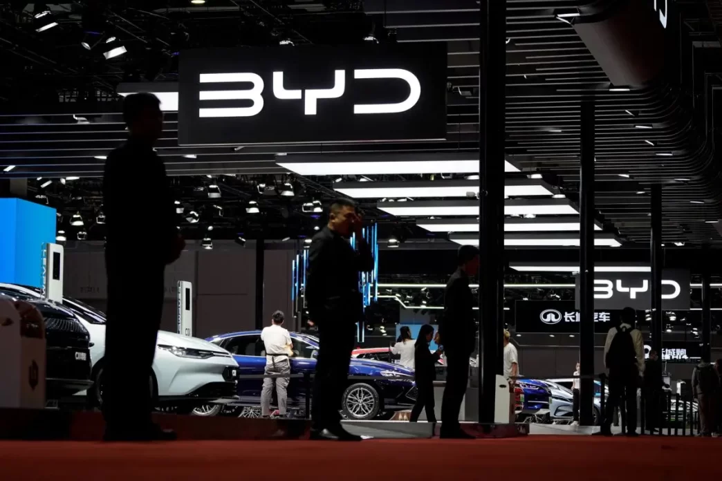 China acusa a EU de reprimir a sus empresas tras incluir a BYD y Alibaba en lista negra del Pentágono