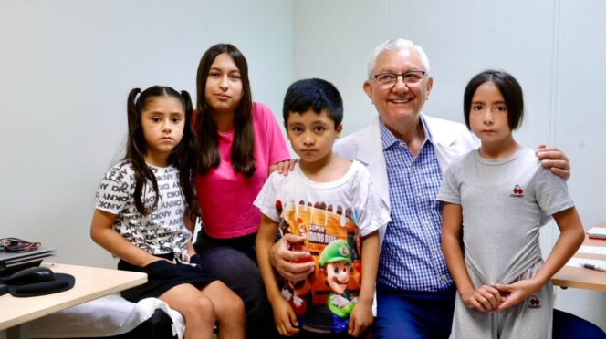 Beneficencia Pública otorga vibradores óseos a pacientes con problemas auditivos