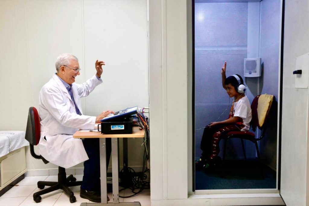 Beneficencia Pública otorga vibradores óseos a pacientes con problemas auditivos