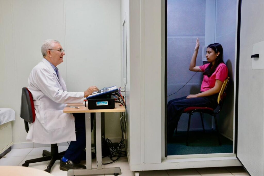 Beneficencia Pública otorga vibradores óseos a pacientes con problemas auditivos