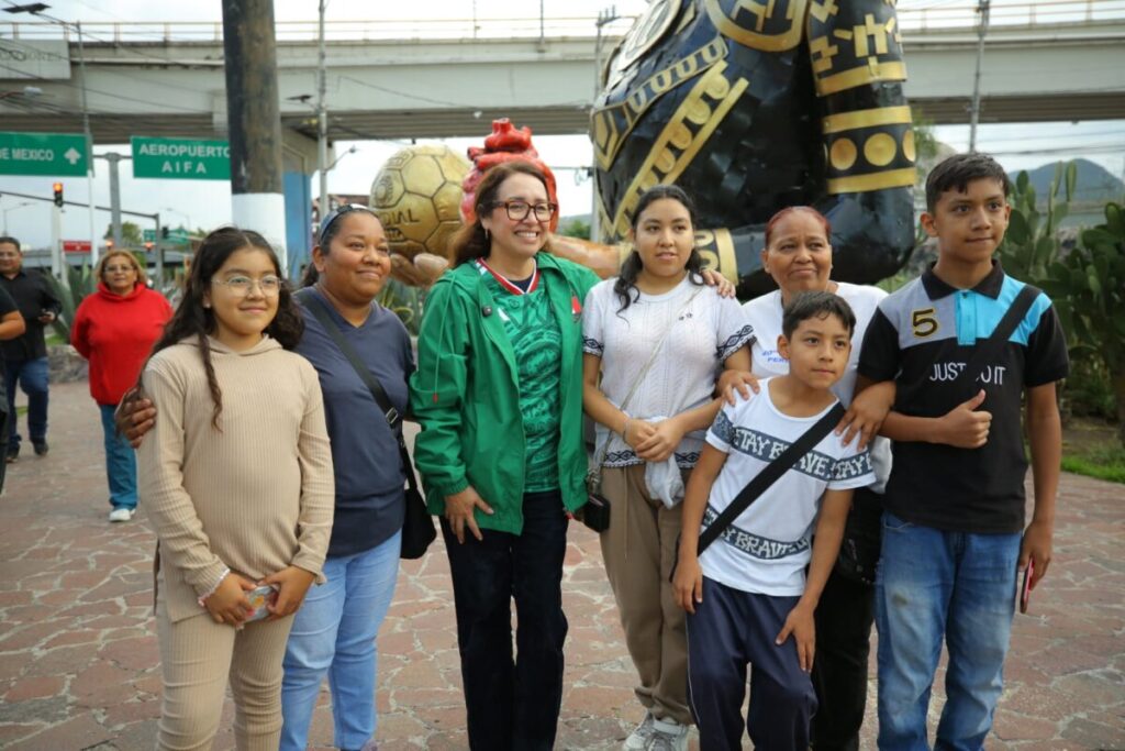 Esculturas mundialistas de Ecatepec asombran a propios y extraños