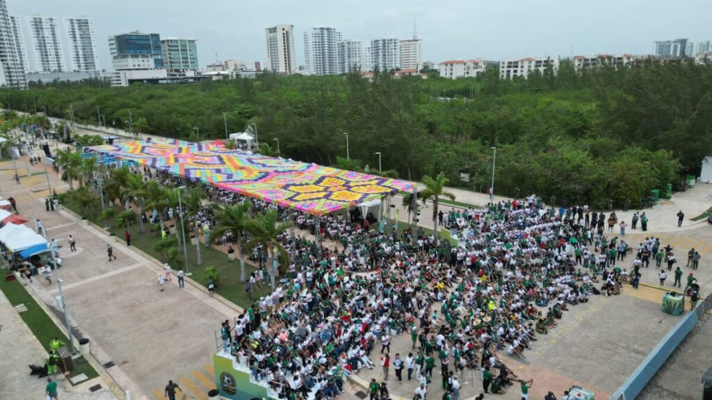 Mara Lezama vive la pasión del Mundial junto a la afición en Malecón Tajamar de Cancún