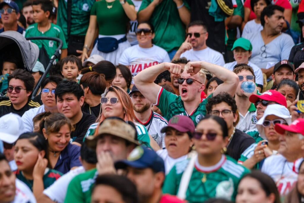 Mara Lezama vive la pasión del Mundial junto a la afición en Malecón Tajamar de Cancún