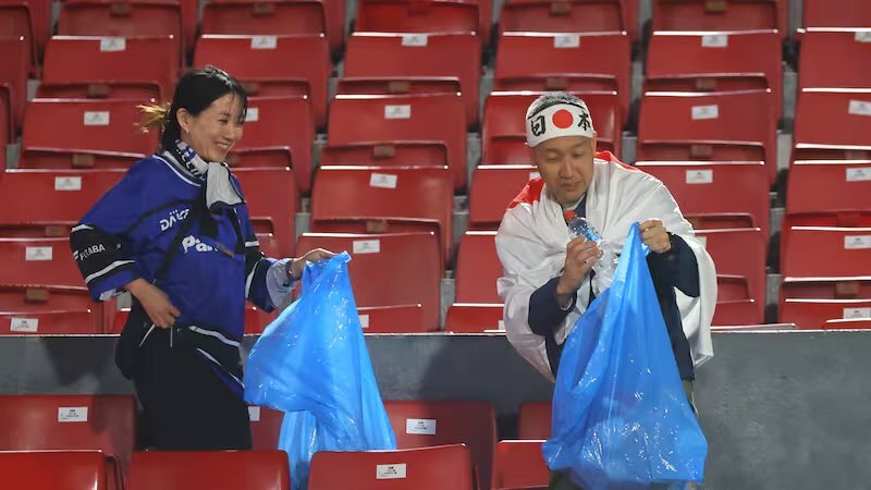 Aficionados japoneses limpian el estadio tras el Japón vs Holanda y vuelven a dar ejemplo de civismo