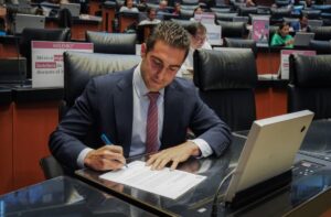 Gino Segura solicita licencia al Senado para fortalecer la organización territorial de la 4T en QR