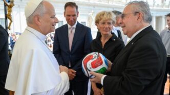 Papa León XIV recibe balón del Mundial 2026 firmado por México, Estados Unidos y Canadá