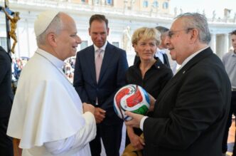 Papa León XIV recibe balón del Mundial 2026 firmado por México, Estados Unidos y Canadá