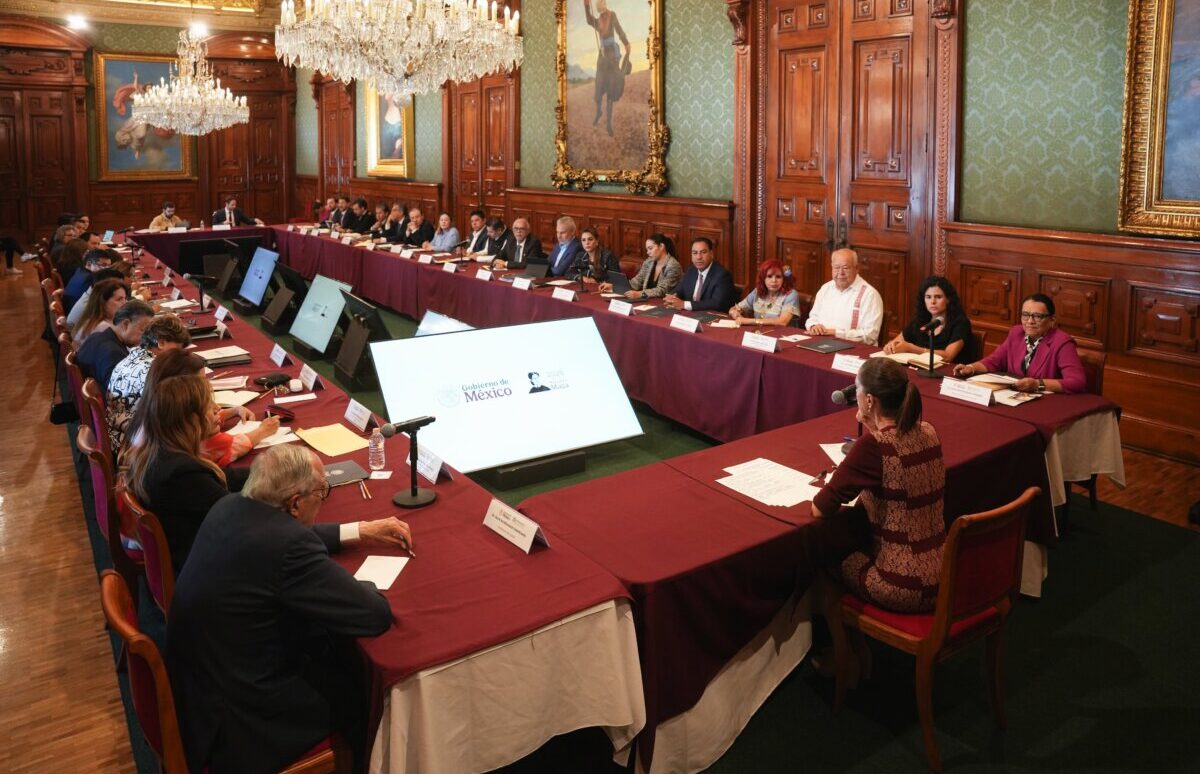 Claudia Sheinbaum evalúa avances del IMSS-Bienestar con gobernadores en Palacio Nacional