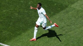 Francia golea y avanza como líder