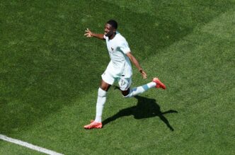 Francia golea y avanza como líder