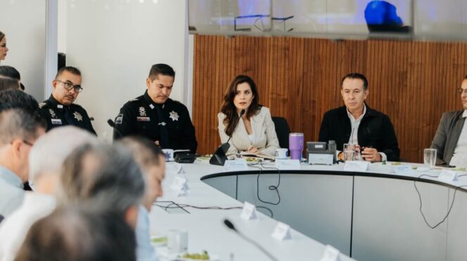 Vero Delgadillo dialoga sobre seguridad con vecinos