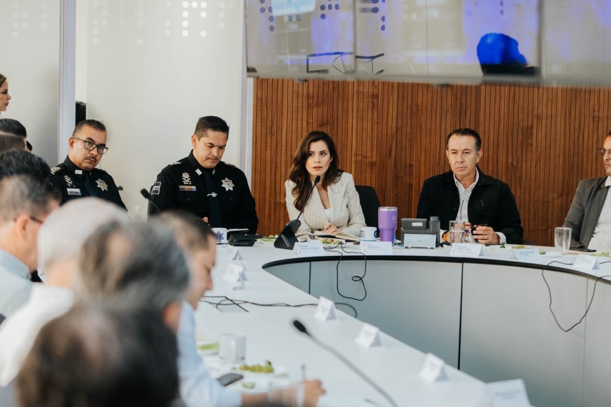 Vero Delgadillo dialoga sobre seguridad con vecinos