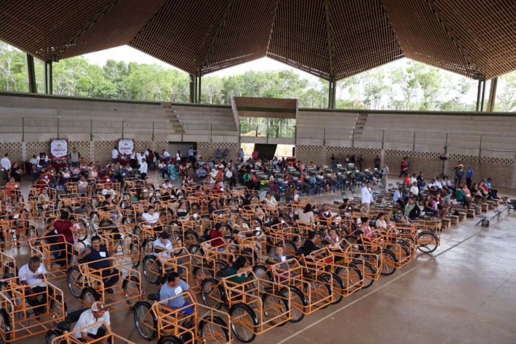 Mara Lezama entrega apoyos solicitados en “La Voz del Pueblo” a más de 200 familias del sur de Quintana Roo