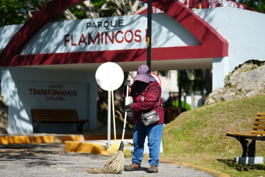 Chacón encabeza jornada Juntos Limpiamos Cozumel en la colonia Flamingos II