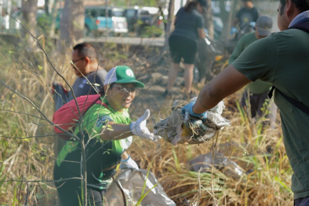 Retiran media tonelada de basura de la Laguna del Coapinole