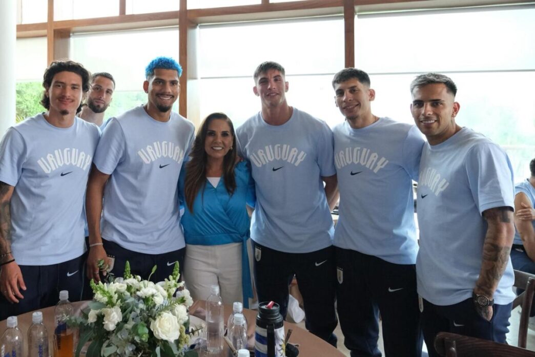 Mara Lezama da la bienvenida a la selección de Uruguay en su campamento mundialista en la Riviera Maya