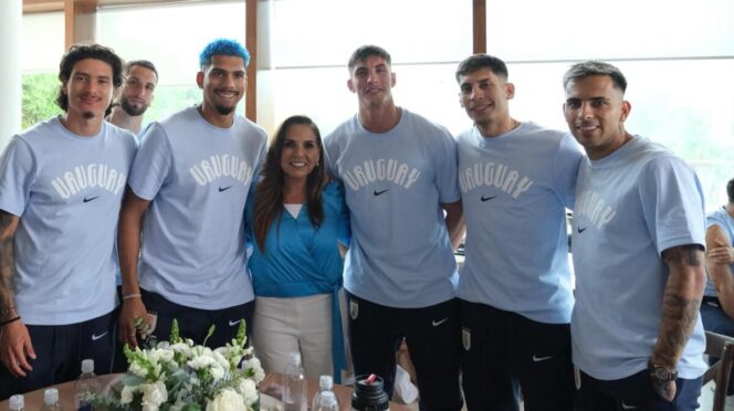 Mara Lezama da la bienvenida a la selección de Uruguay en su campamento mundialista en la Riviera Maya