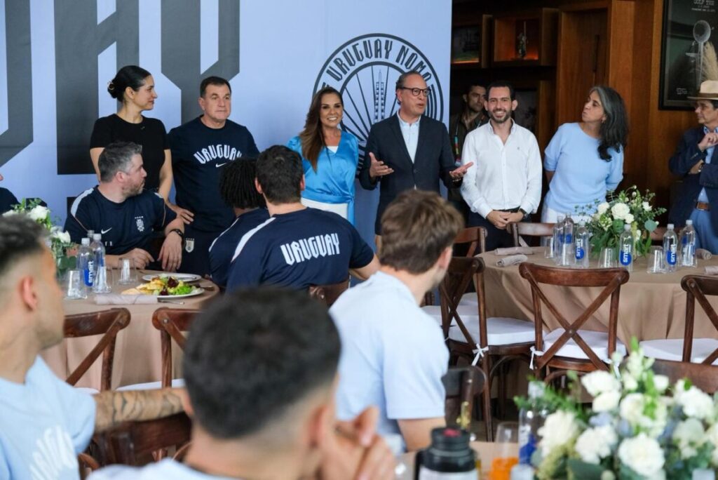 Mara Lezama da la bienvenida a la selección de Uruguay en su campamento mundialista en la Riviera Maya