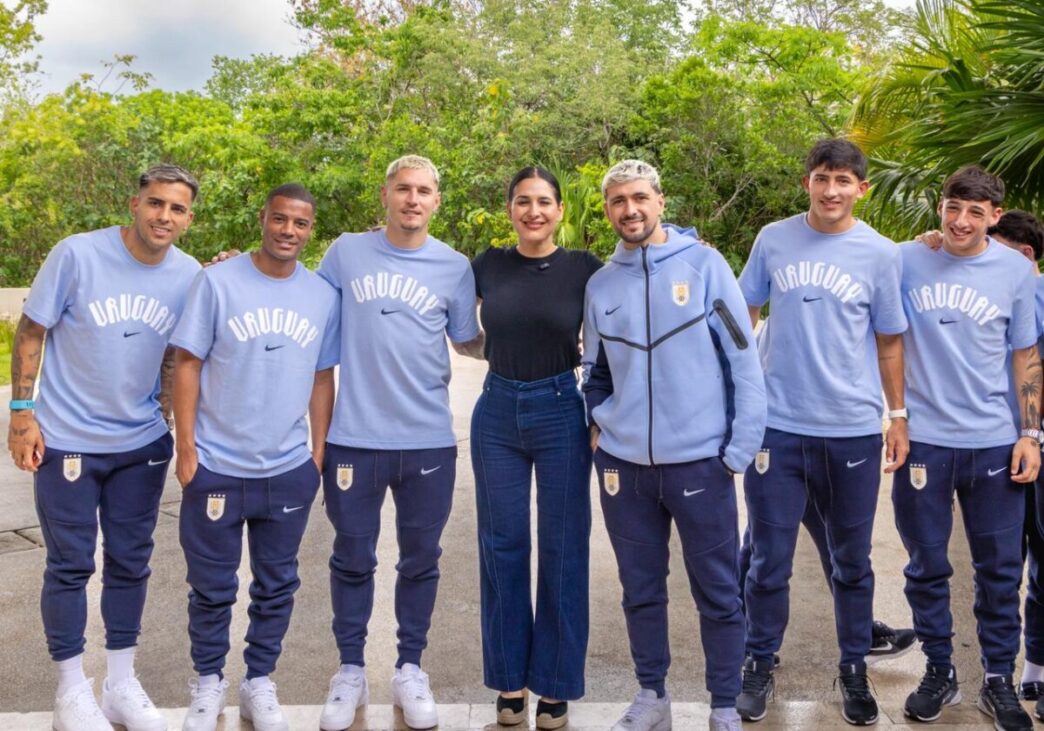Estefanía Mercado y Mara Lezama dan la bienvenida a la Selección de Uruguay a Playa del Carmen