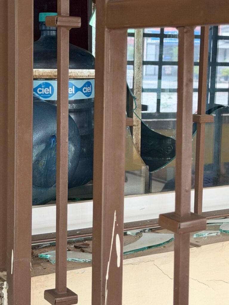 Destroza módulo y lo detienen