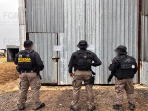 Catean bodega y aseguran vehículos