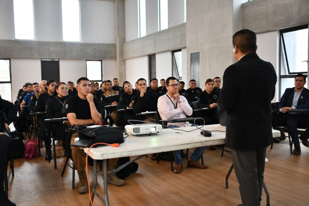 Capacitan a policías en Jalisco